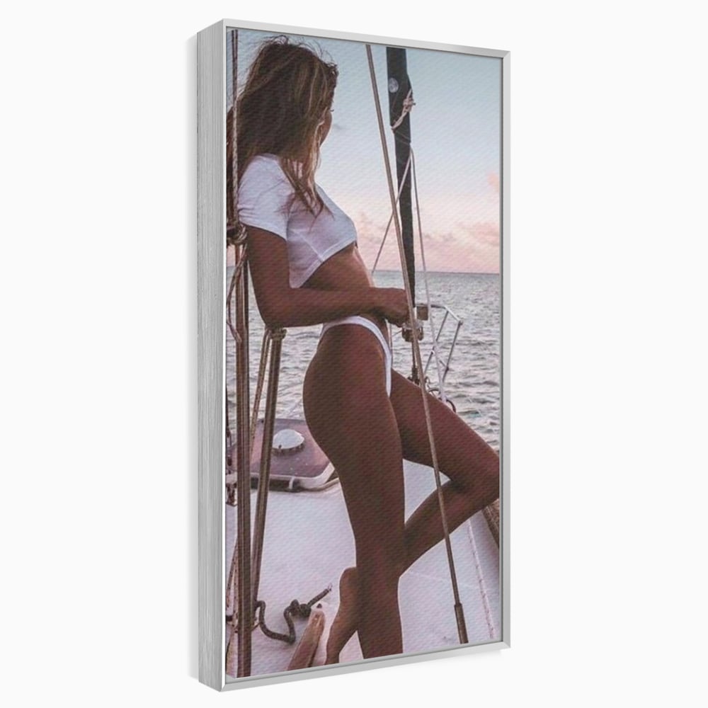 Tablou canvas cu tablou canvas cu femeie pe corabie, in rama de aluminiu argintiu